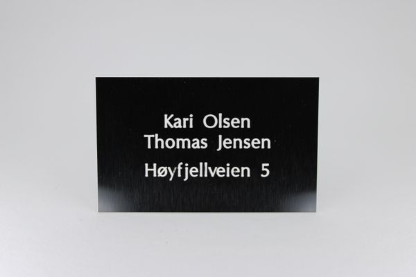 Hovedbilde Postkasseskilt m/ dobbeltsidig tape, svart plate/hvit skrift