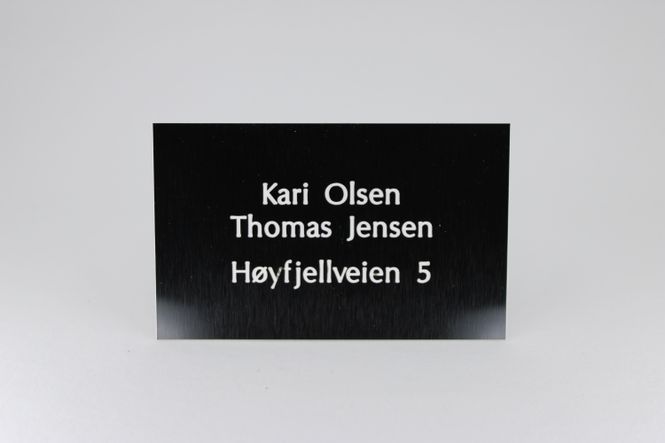 Hovedbilde Postkasseskilt m/ dobbeltsidig tape, svart plate/hvit skrift