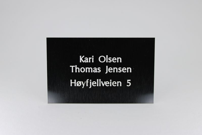 Postkasseskilt m/ dobbeltsidig tape, svart plate/hvit skrift