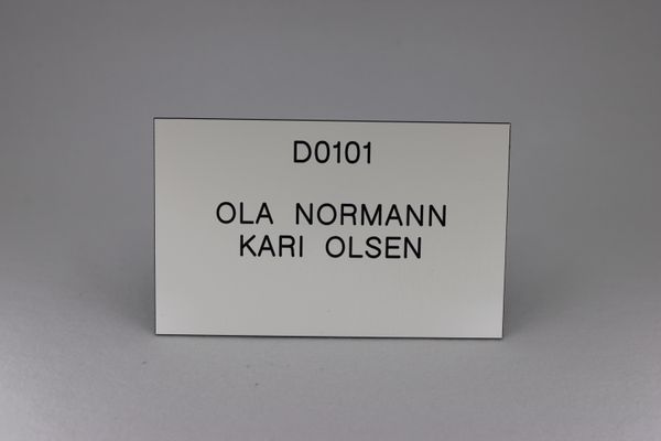 Hovedbilde Postkasseskilt Sandbergkassen, 1 linje alltid øverst, hvit plate med svart tekst