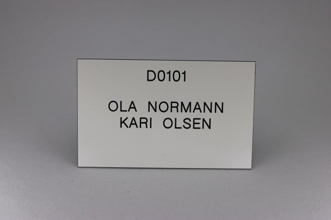 Hovedbilde Postkasseskilt Sandbergkassen, 1 linje alltid øverst, hvit plate med svart tekst