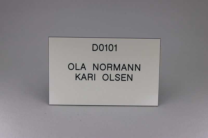 Postkasseskilt Sandbergkassen, 1 linje alltid øverst, hvit plate med svart tekst