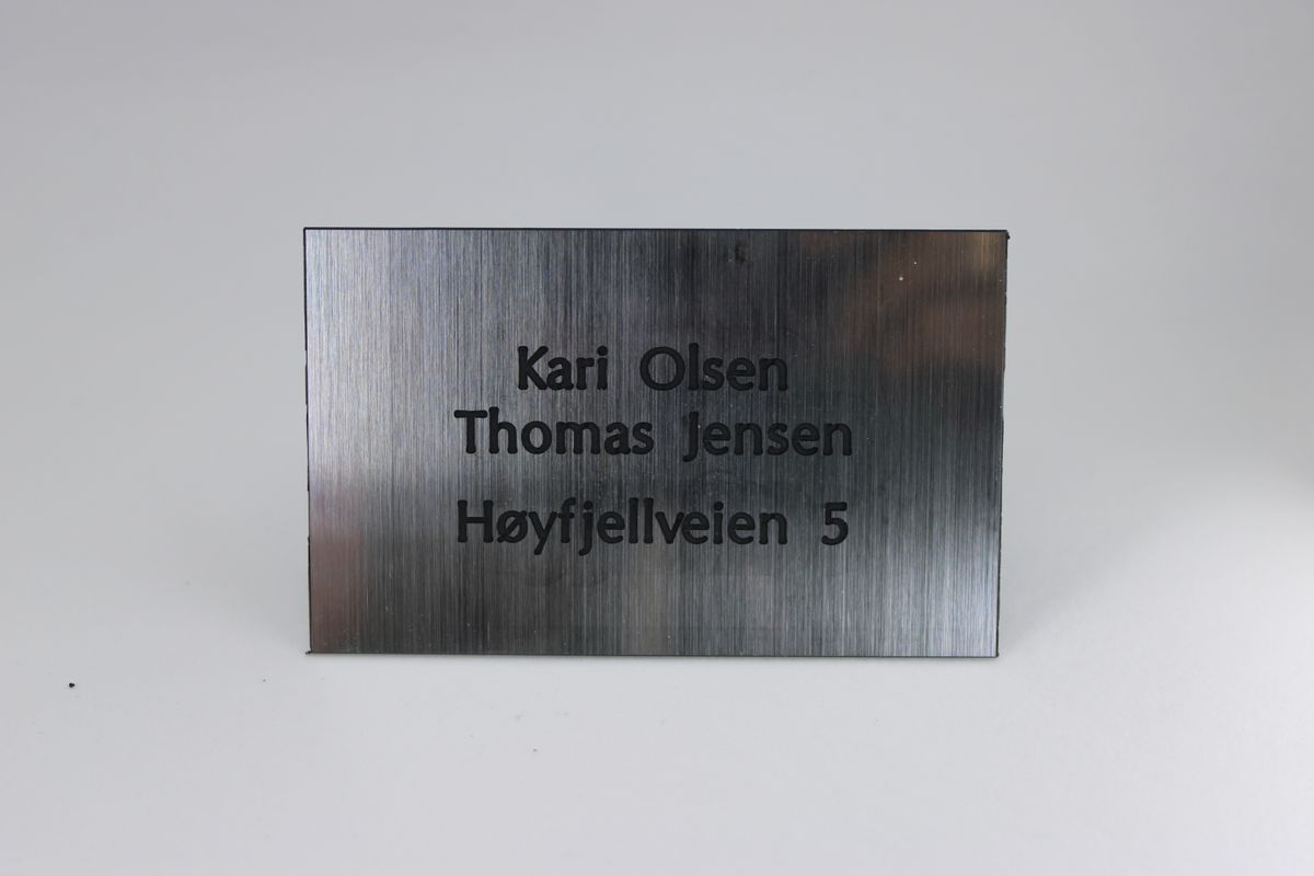 Postkasseskilt m/ dobbeltsidig tape, radient sølv plate/svart sk